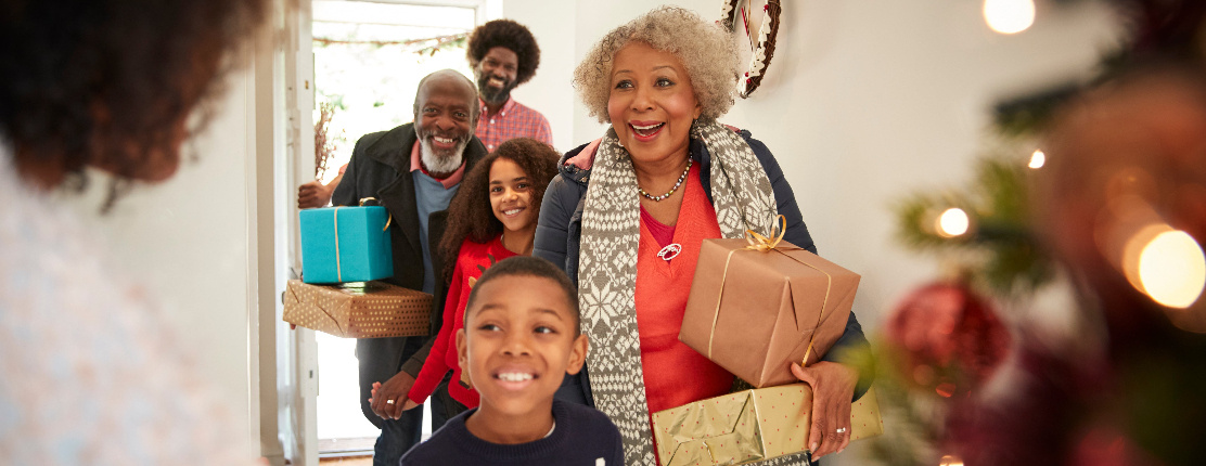 famille entrant dans une maison