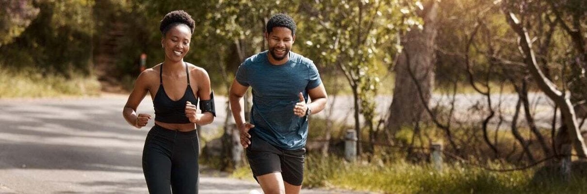 Coureurs, hommes et femmes dans la rue, courent et progressent en matière de santé, de performance et de forme physique