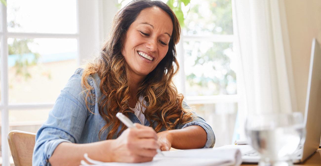 femme qui écrit dans un cahier de notes