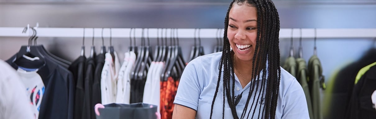 Femme souriante travaillant dans une boutique