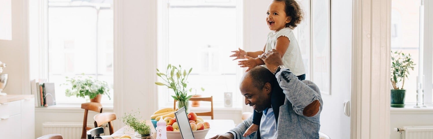 homme-enfant-assis-à-la-table-avec-ordinateur-portable