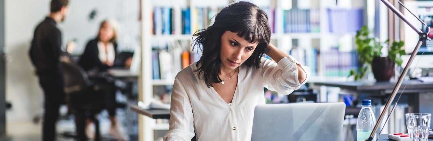 Woman-sitting-at-desk-wth-laptop