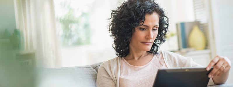 vrouw op de bank met tablet