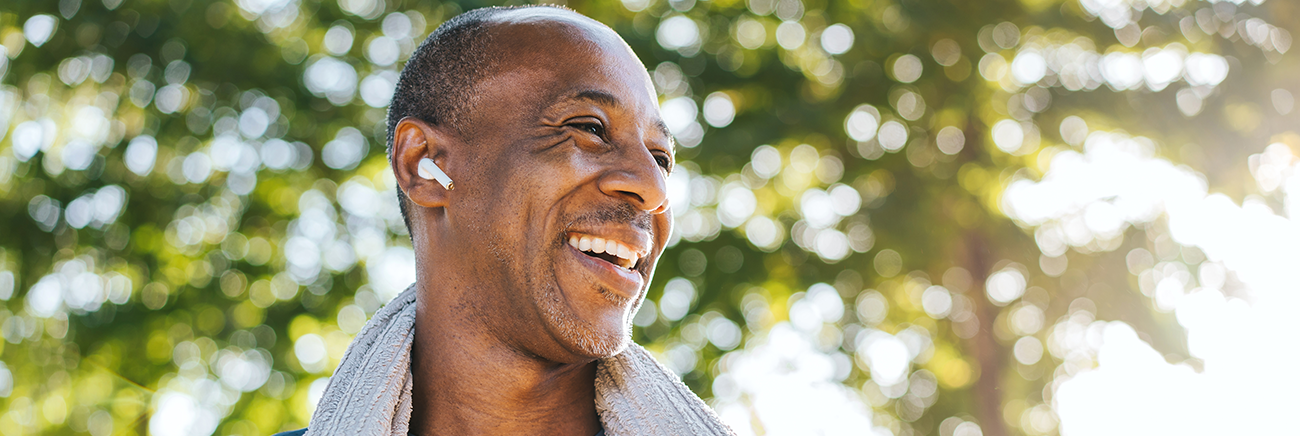 man lachend met earpod