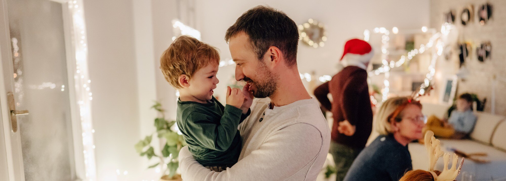 Un homme s'amusant avec son fils pendant le temps des fêtes tout en pratiquant la gratitude