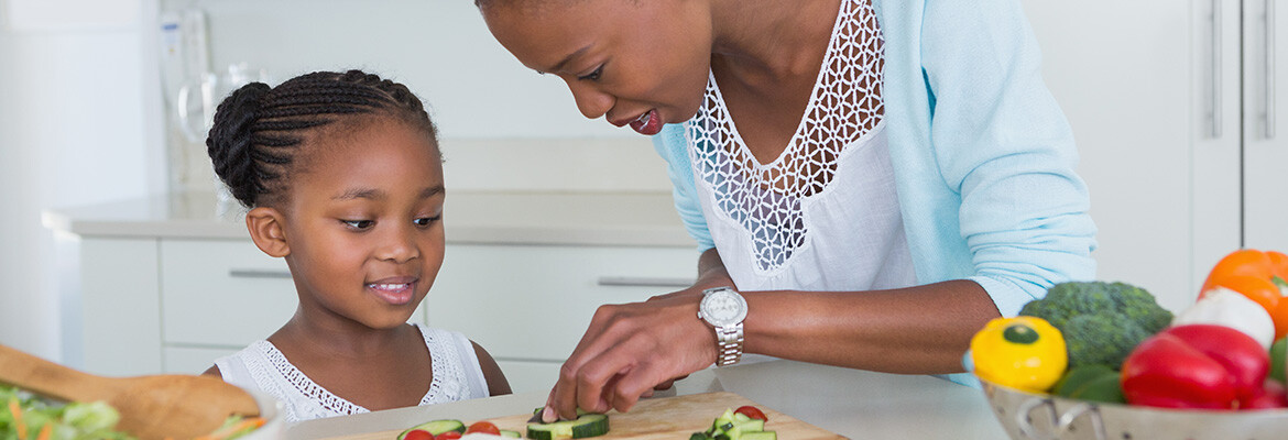 Femme et son enfant incorporant des légumes dans leur alimentation pour une santé cérébrale optimale