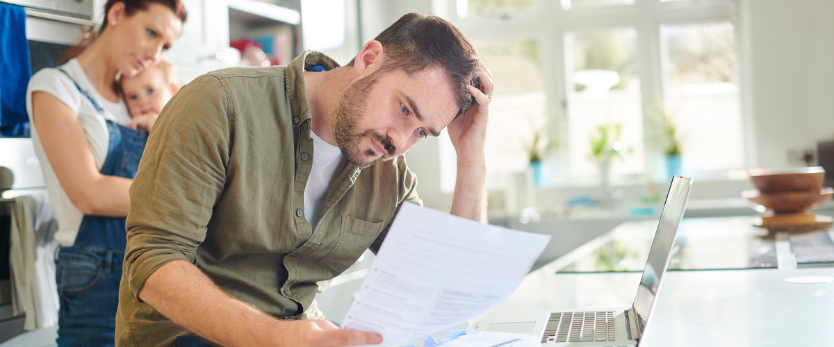 Un homme anxieux du travail autour de sa famille