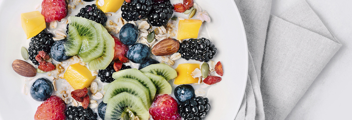 Un bol de fruits, de granola et de yaourt.