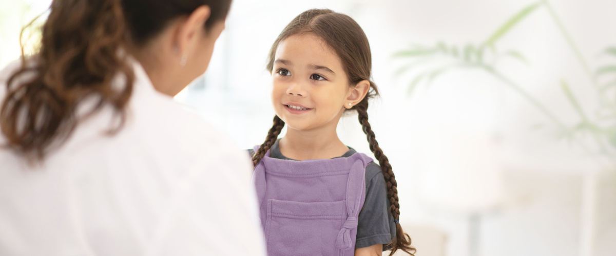 Une jeune fille parlant avec un professionnel de la santé mentale.