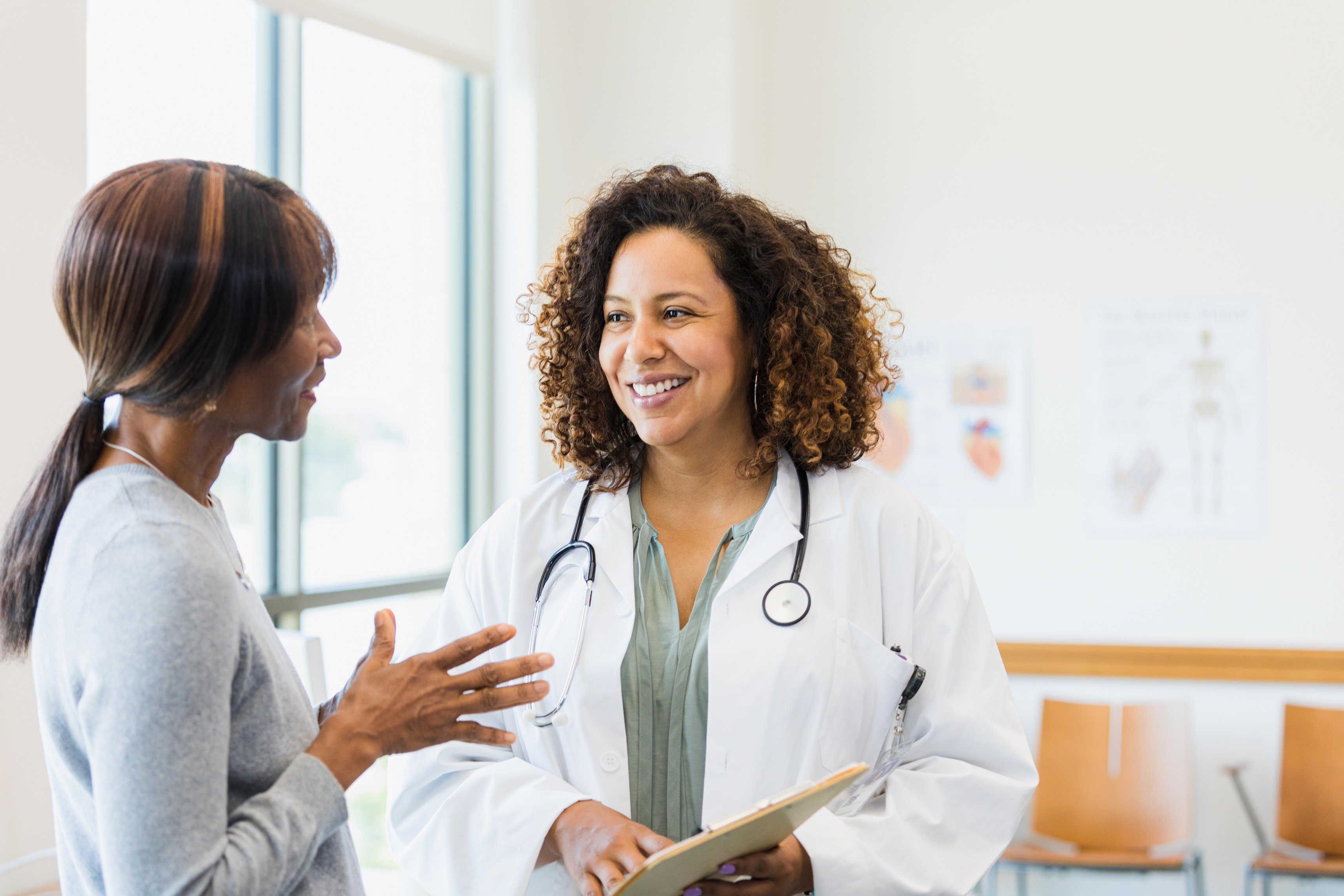 Médecin parlant avec un patient