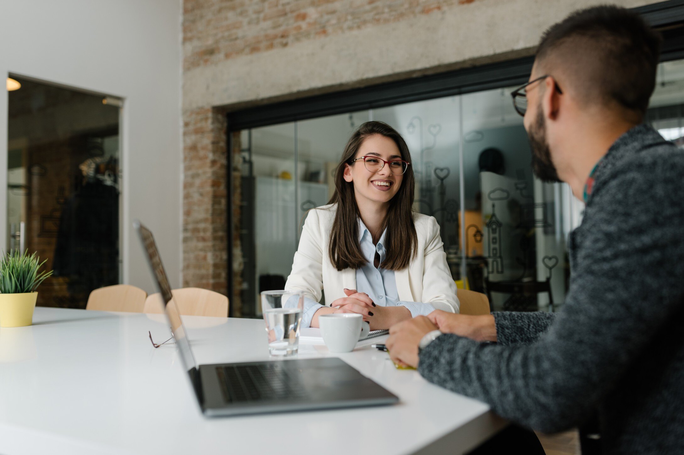 Homme et femme assis à un bureau