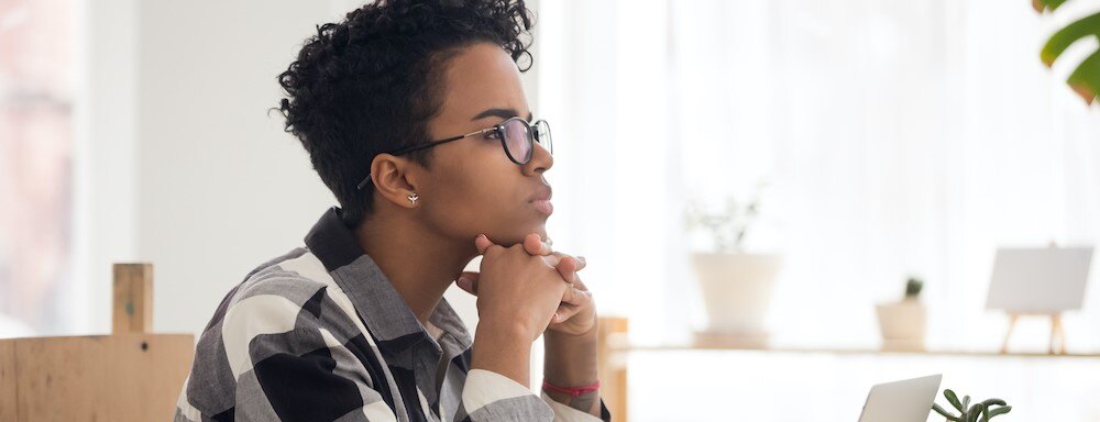 Femme lisant des nouvelles sur un ordinateur portable