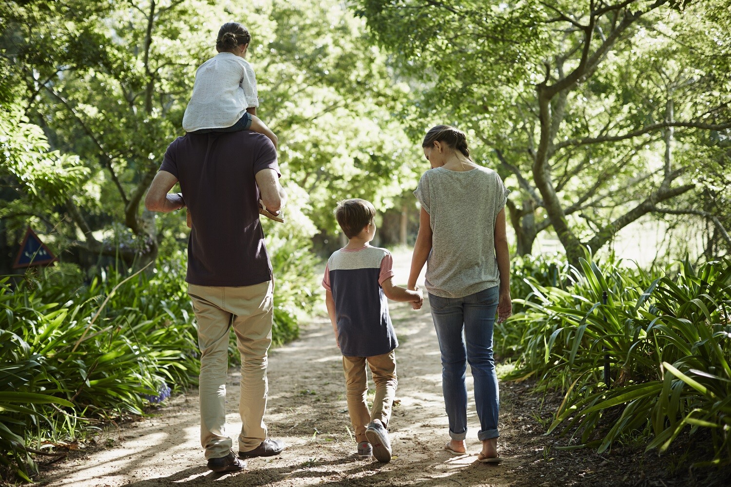 Famille qui se balade en forêt tout en appréciant le temps ensemble