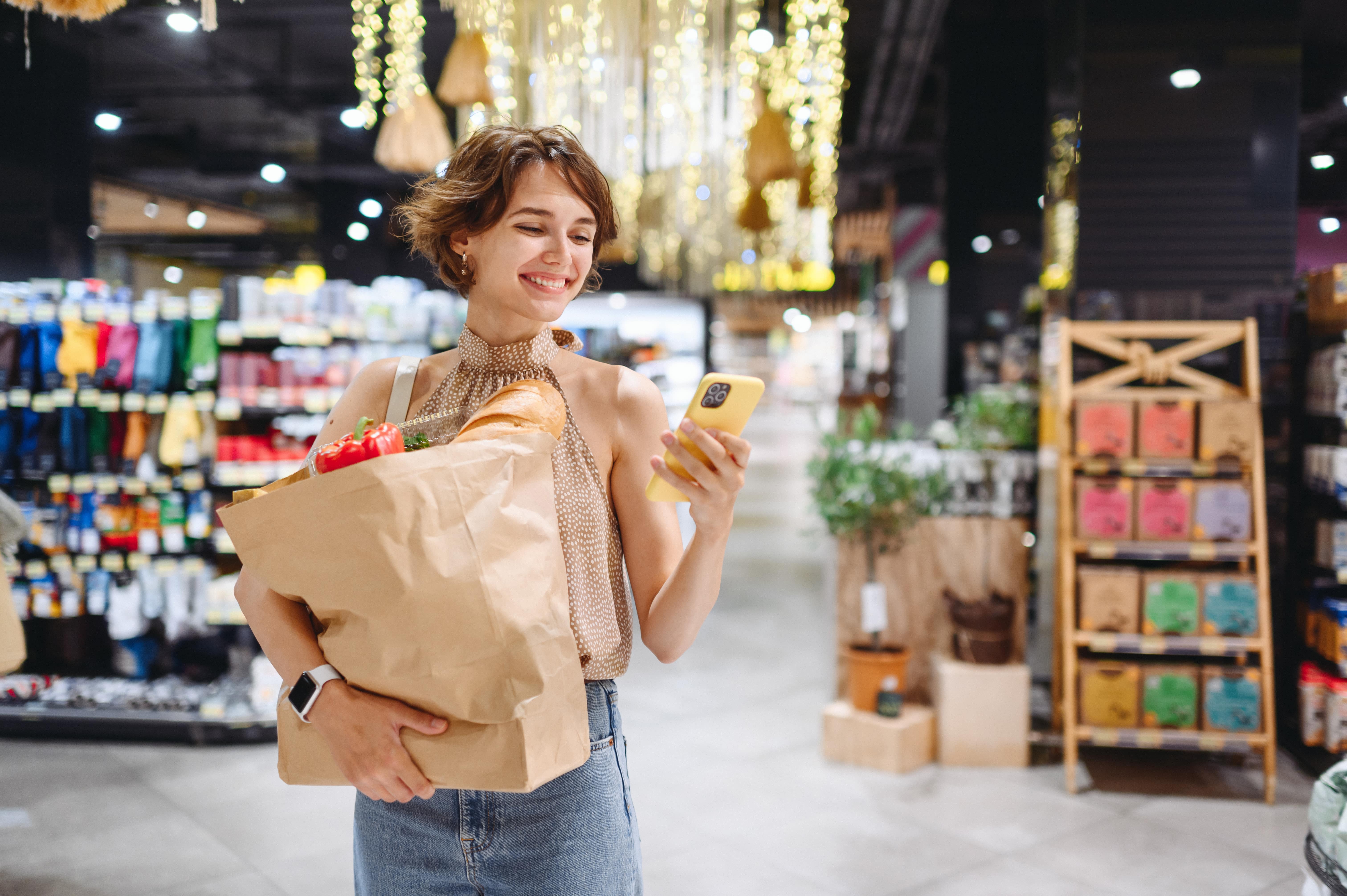 Femme faisant des emplettes pour des articles de recette