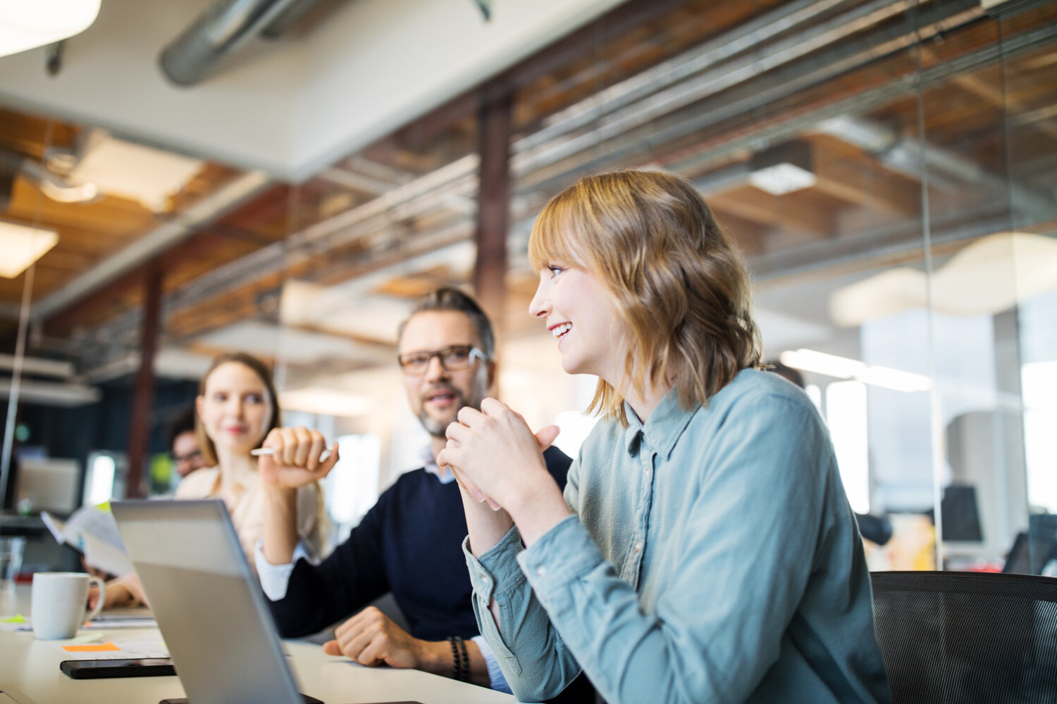 Groupe de personnes en réunion au travail 