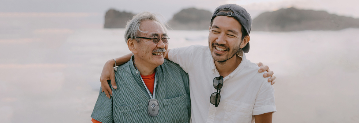 Grand-père et petit-fils profitant du temps ensemble à la plage